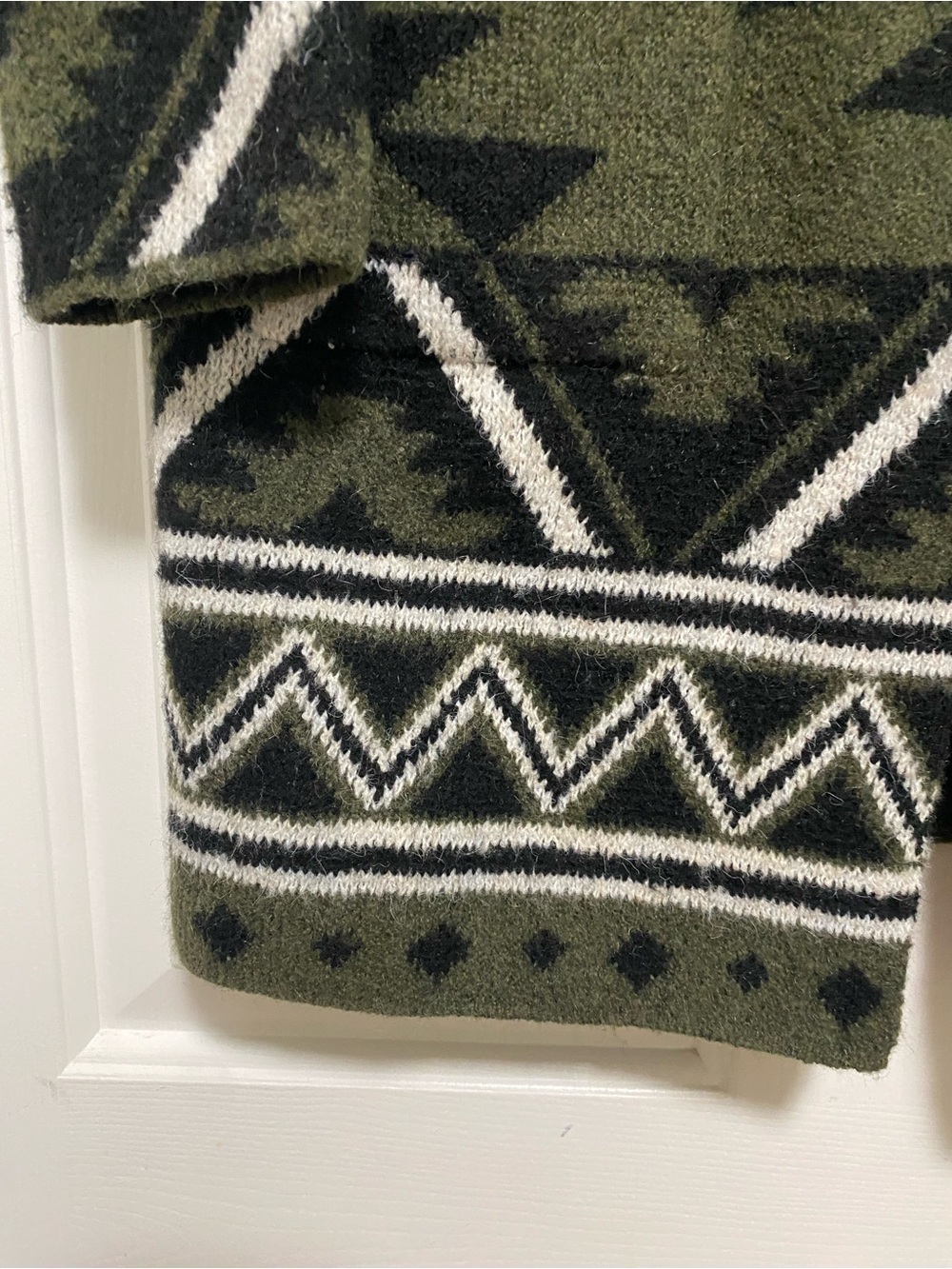 Stylish FRYE Olive & Black Aztec Open-Front Cardigan with Patterned Hem - Picture 6 of 8